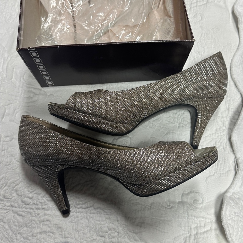Bandolino Silver Gold Sparkly Open Toe Heels Size 6.5